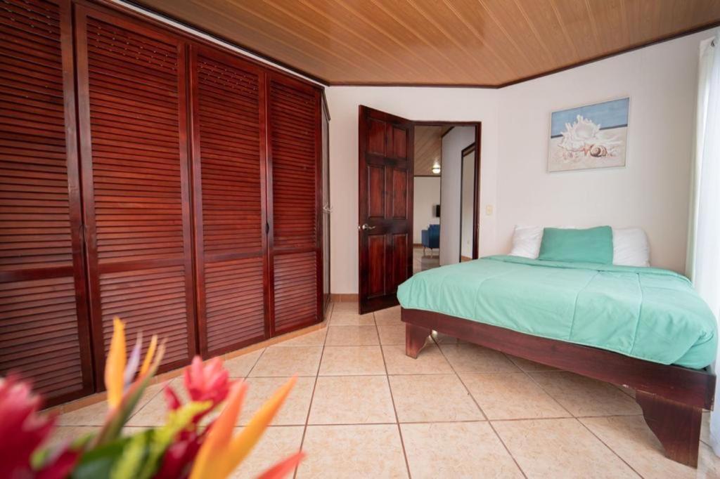 Apartamentos Cristal Quepos Exterior photo