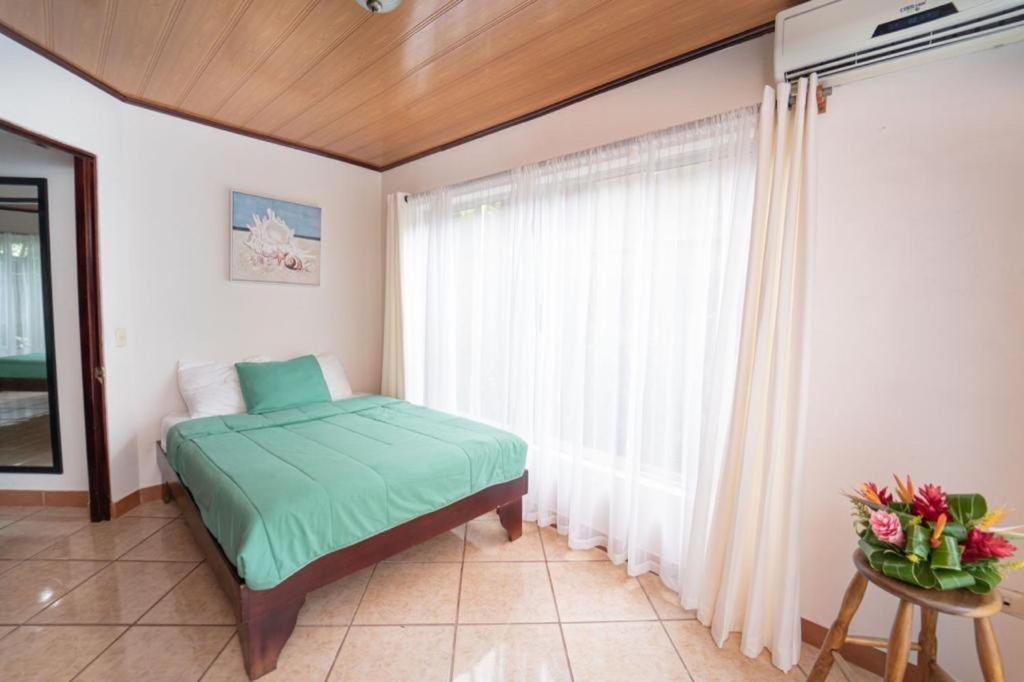 Apartamentos Cristal Quepos Exterior photo